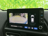 後方の映像に加えて車両周囲の状況も画面で確認でき、駐車時の安全確認をサポートします。ガイド線も表示されるため、車庫入れや狭い場所での切り返しに役立ちます。
