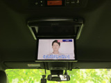 天井部にモニターを備え、停車中に映像を楽しめる装備です。車内で過ごす時間に映像コンテンツを活用でき、休憩時などにも便利にお使いいただけます。
