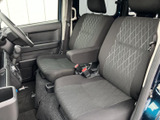 左右の前席が並び、運転席から助手席まで見渡しやすい室内です。シートには柄の入った生地があしらわれ、肘掛けも備わっています。日常の移動でも落ち着いて座れる空間が広がります。