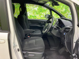運転席と助手席はゆったりとした空間が確保され、前方や周囲を見渡しやすいレイアウト。落ち着いた色調のシートで、毎日の乗車も心地よくお過ごしいただけます。