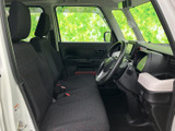 前席は視界が広く、窓から周囲を確認しやすい運転席まわりです。座面と背もたれには落ち着いた色合いの生地を採用し、日常使いにもなじみやすい空間です。
