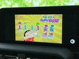 画面にテレビ映像を表示でき、停車中の待ち時間などに番組を楽しめます。映像の表示状態や操作項目も確認しやすく、車内で過ごす時間に便利なエンターテインメント装備です。