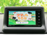 停車中に映像やテレビを楽しめる画面を備え、メニュー類も周囲にまとまっています。休憩中の待ち時間にも活用でき、車内で過ごす時間の楽しみが広がります。