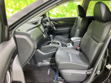 助手席からは前方の見通しがよく、車内の様子も把握しやすい空間です。座面と背もたれが身体を包み、移動中も落ち着いて過ごせる室内になっています。