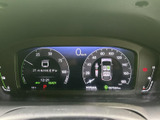 速度やシフト位置、各種表示を運転席正面で確認でき、必要な情報をまとめて把握しやすいメーター廻りです。画面表示も備わり、走行中の情報確認をサポートします。