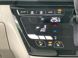 【オートエアコン】一度お好みの温度に設定すれば、車内の温度を検知し風量や温度を自動で調整。暑い&hellip;寒い&hellip;と何度もスイッチ操作をする必要はありません。快適な車内空間には必須の機能ですね♪