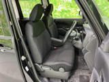 ゆとりを感じる前席は、座面と背もたれにほどよい厚みがあり、運転席・助手席とも落ち着いて過ごせる空間。乗り降りしやすい開口部で、日々の乗車もスムーズです。