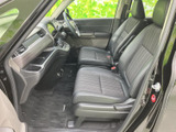 助手席側からも前席のゆったりした座面や、見通しのよい運転席まわりをご確認いただけます。足元には余裕があり、乗り降りもスムーズ。明るさのある室内で、同乗者にもくつろいでいただける空間です。