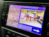 テレビ番組を画面いっぱいに表示でき、停車中の休憩時間などに映像を視聴して過ごせます。画面上には番組映像が見やすく表示され、車内で待ち時間を過ごす際にも楽しみを添えてくれます。
