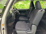 前席のシートは背もたれとヘッドレストを備え、落ち着いて座れる空間です。運転席まわりを見渡しやすく、乗り降りの際も座席へアクセスしやすい配置になっています。