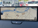 地図表示で目的地や周辺の道路を確認でき、ルートを把握しやすい画面です。画面下にはハザードスイッチもまとまり、案内確認から必要な操作まで視線を移しやすい配置です。