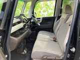 運転席と助手席が並ぶ前席は、明るいシートカラーで車内全体も見渡しやすい印象です。座面にゆとりがあり、乗り降りしやすい開口部も、毎日の移動を快適に支えてくれます。