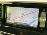 地図上に周辺の道路や施設名が表示され、現在地を確認しながら目的地への道順を把握できます。表示範囲を切り替えて使えるため、慣れない場所へのお出かけや日常の移動にも役立ちます。