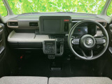 運転席まわりは前方の視界が広く、メーターや画面が見渡しやすい配置です。手の届く位置に収納スペースもあり、日々の運転で使う小物を置くのに便利です。