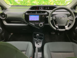 運転席まわりはメーターやナビ画面を確認しやすい配置で、前方の視界も広く確保されています。シートは身体を預けやすい形状で、日常の移動も快適に過ごせそうです。車内は落ち着いた色合いでまとまっています。