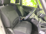 前席は身体を預けやすい形状で、運転席から前方や左右を見渡しやすいレイアウトです。座面まわりにゆとりがあり、乗り降りの際にも落ち着いて過ごせる空間が広がります。