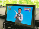 テレビ番組を表示でき、停車中に映像を視聴したい時に活用できます。画面も見やすく、休憩時などにお好みの番組を楽しめる装備として、日常の使い勝手を広げてくれます。