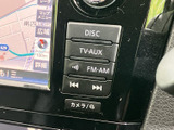DISCやTV・AUX、FM・AMなどの選択ボタンが並び、使いたい音源を切り替えやすい構成です。再生や選曲に関わる操作がまとまっており、日常の移動中も扱いやすく便利です。