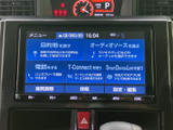画面上に目的地検索やオーディオ選択などの項目が並び、使いたい機能を見つけやすい構成です。メニューが整理されており、移動中の確認や日常の操作をわかりやすくサポートします。