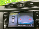 後方の様子に加えて車両周辺も画面で確認でき、駐車時の安全確認をサポートします。ガイド表示も備わり、狭い場所での切り返しや駐車位置の把握に役立つ便利な装備です。