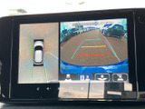 後方映像に加えて車両周辺を上から見た表示も確認でき、駐車時の状況把握をサポートします。ガイドラインも表示されるため、バックでの車庫入れや狭い場所での切り返しに便利です。