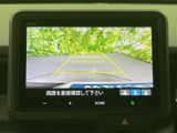 画面には後方の映像と進路の目安が表示され、駐車時に周囲や車両後方を確認する際に役立ちます。表示が大きく見やすいため、日々の駐車をサポートする装備です。