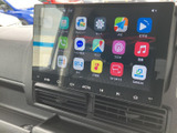 ナビやラジオ、音楽などのアイコンが画面にまとまり、使いたい機能を見つけやすい表示です。日々の移動中も、目的に合わせた操作を手軽に行えます。