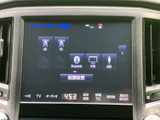 オーディオソースの選択画面には、ラジオやBluetooth、VTR、AUXなどの項目が並びます。使いたい音源を画面から選べるため、日々の移動中も好みに合わせて音楽を楽しめます。