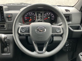 ステアリングには複数のスイッチが配置され、運転姿勢を保ちながら必要な操作へ手を伸ばしやすい設計です。メーター類も前方にまとまり、視線移動を抑えられます。