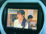 テレビ映像を画面に表示でき、停車中の待ち時間などに番組を楽しめます。ナビ画面と一体になった操作部で、目的に合わせて画面表示を切り替えられる便利な装備です。