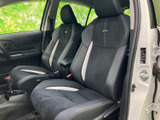前席は左右それぞれにヘッドレストを備え、体を支える形状のシートです。運転席まわりを見渡しやすく、落ち着いた色合いと座面のアクセントが車内をすっきりとまとめています。
