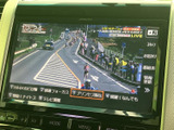 テレビ番組の映像を表示でき、停車中の待ち時間にも番組を楽しめます。画面上で番組表や情報更新などの項目を確認でき、車内での時間を有効に使える装備です。
