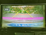 後方の様子をモニターで確認しながら駐車操作を進められます。画面には目安線も表示されるため、車両と周囲との距離感をつかむ際の参考として活用いただけます。