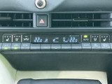空調やシートまわりの設定をまとめて確認しやすい操作パネルです。表示が見やすく、季節や乗車人数に合わせて室内環境を整えたいときにも、日常的に活用いただけます。