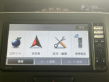 目的地や各種メニューが画面に整理されて表示され、必要な項目を見つけやすい構成です。ナビやオーディオなどの操作を画面と周辺ボタンから選べるため、日々のお出かけでも活用しやすい装備です。