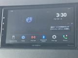 タッチパネルには音楽や接続、設定、電話などのメニューが並び、画面を見ながら機能を選べます。各項目がアイコンで表示されるため内容を把握しやすく、日常の移動を便利にサポートします。