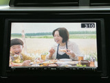 テレビ映像を表示でき、停車中の待ち時間などに映像を視聴したい場面で活用できます。画面表示が大きく、番組を楽しみたいときに便利な装備です。ご利用の際は停車中にお楽しみください。
