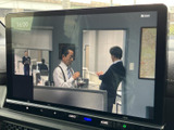 テレビ番組を画面に表示でき、停車中の待ち時間などに映像を楽しめます。画面が大きく内容を確認しやすいのもポイント。映像視聴は安全のため、必ず停車中にご利用ください。