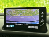後方の映像とガイド線を画面で確認でき、駐車時の位置合わせをサポートします。周囲の状況を目で確かめながら操作できるため、駐車に不慣れな方にも心強い装備です。