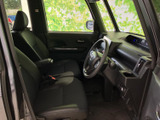 前席は運転席と助手席が並び、前方の視界を確保しやすいレイアウトです。シートやドアまわりは落ち着いた色調でまとめられ、乗り降りの際にも室内を見渡せます。