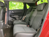 後席には複数人が座れるシートが並び、それぞれにヘッドレストとシートベルトを備えています。窓から外の様子も確認でき、家族や友人との移動に使いやすい室内です。