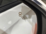 【ブラインドスポットインフォメーション】走行中、ドアミラーの死角になりやすい箇所に後続車が接近するとサイドミラー付近に警告を表示、ドライバーに注意喚起をしてくれます。