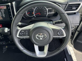 握りやすい形状に加え、左右にスイッチを備えたステアリングです。運転姿勢のまま手元で各種操作を行いやすく、日常の運転を便利にサポートします。