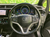 手元にボタン類が配置され、運転姿勢を保ちながら各種操作に手が届きやすい仕様です。メーターや周辺の表示も確認しやすく、日常の運転で扱いやすい運転席まわりとなっています。