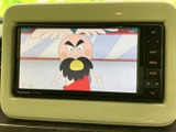 テレビ映像を表示できるモニターを装備しています。停車中の休憩時間などに番組や映像を視聴でき、車内で待つひとときも過ごしやすくなります。
