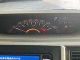 速度表示やシフト位置、各種インジケーターをまとめて確認できる配置です。運転に必要な情報を視線移動を抑えて把握しやすく、日々の運転をサポートします。