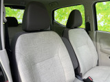 前席から後席まで明るい色合いでまとまり、車内全体に落ち着いた印象があります。窓から外の様子を見渡しやすく、座席にはヘッドレストも備わり、同乗者にも過ごしやすい空間です。