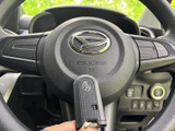 握りやすい形状で、運転席から自然に手が届く位置に備わるステアリングです。左右のスイッチも目に入りやすく、運転中に必要な操作を手元で行いやすい設計です。
