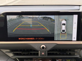 後方の映像に加えて車両周辺の表示も確認でき、駐車時の周囲確認をサポートします。画面には目安となるガイド線も表示され、後退時に位置を把握しやすい構成です。
