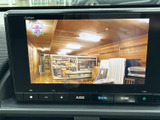 画面でテレビ映像を視聴でき、停車中の待ち時間などにお楽しみいただけます。大きく見やすい画面表示に加え、下部には音量やホーム画面などの操作ボタンも備わります。
